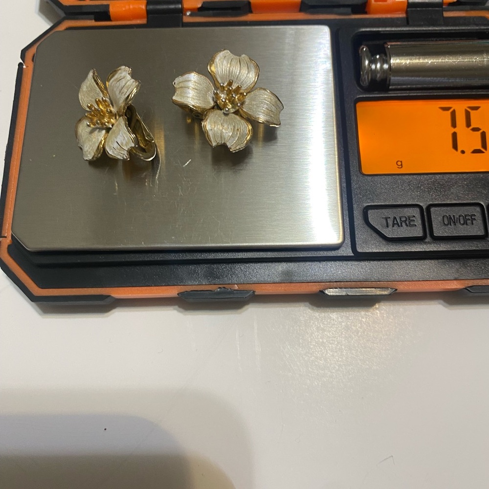 Giovanni  Signed Vintage Gold and Silver Floral Clip-on Earrings - Picture 6 of 6